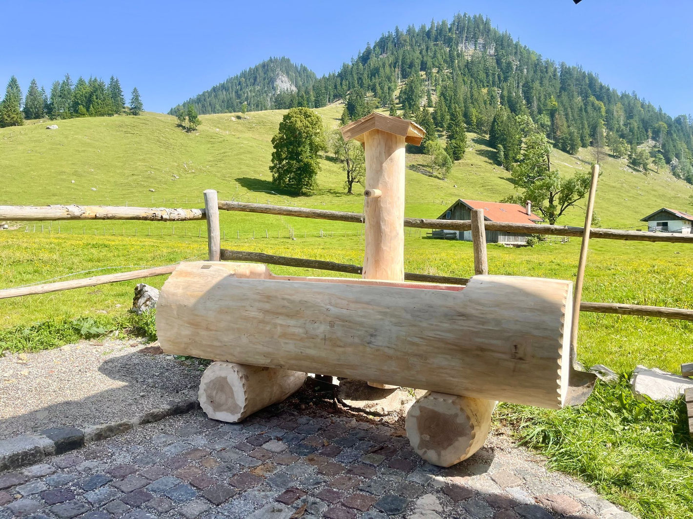 Holzbrunnen ,,Schliersberg" Brunnentrog Ränder abgeflacht aus Tannenholz