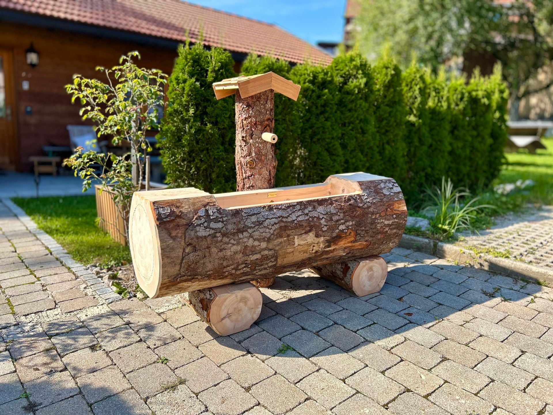 Holzbrunnen ,,Aiplspitz" Baumstammbrunnen mit Rinde Holzbrunnen ,,Aiplspitz" Baumstammbrunnen mit Rinde
