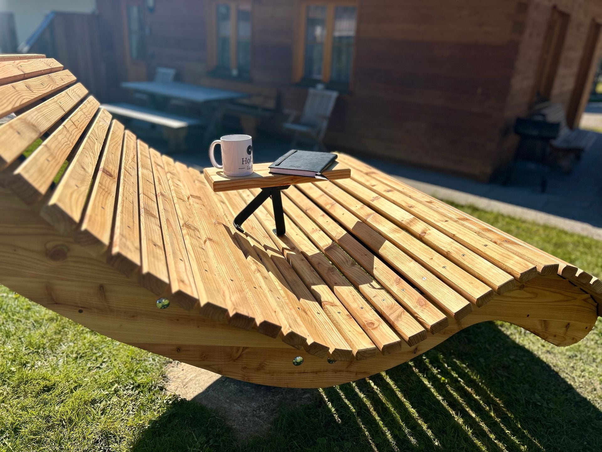 Armlehne und Ablagetisch mittig für alle Liegen