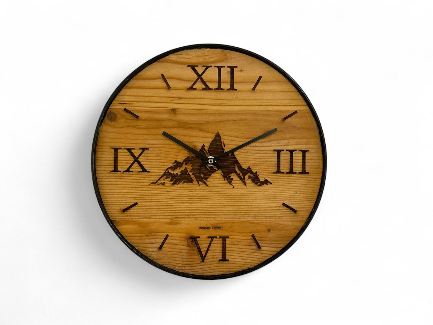 Wanduhr aus Altholz mit Bergsilhouette und Metallring