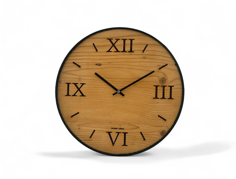 Wanduhr aus Altholz und Metallring