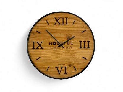 Wanduhr aus Altholz mit eigenem Logo und Metallring