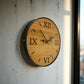 Wanduhr aus Altholz mit eigenem Logo und Metallring