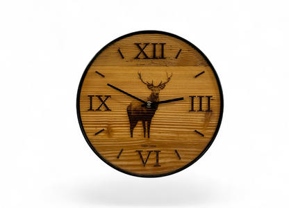 Wanduhr aus Altholz mit Hirschsilhoette und Metallring