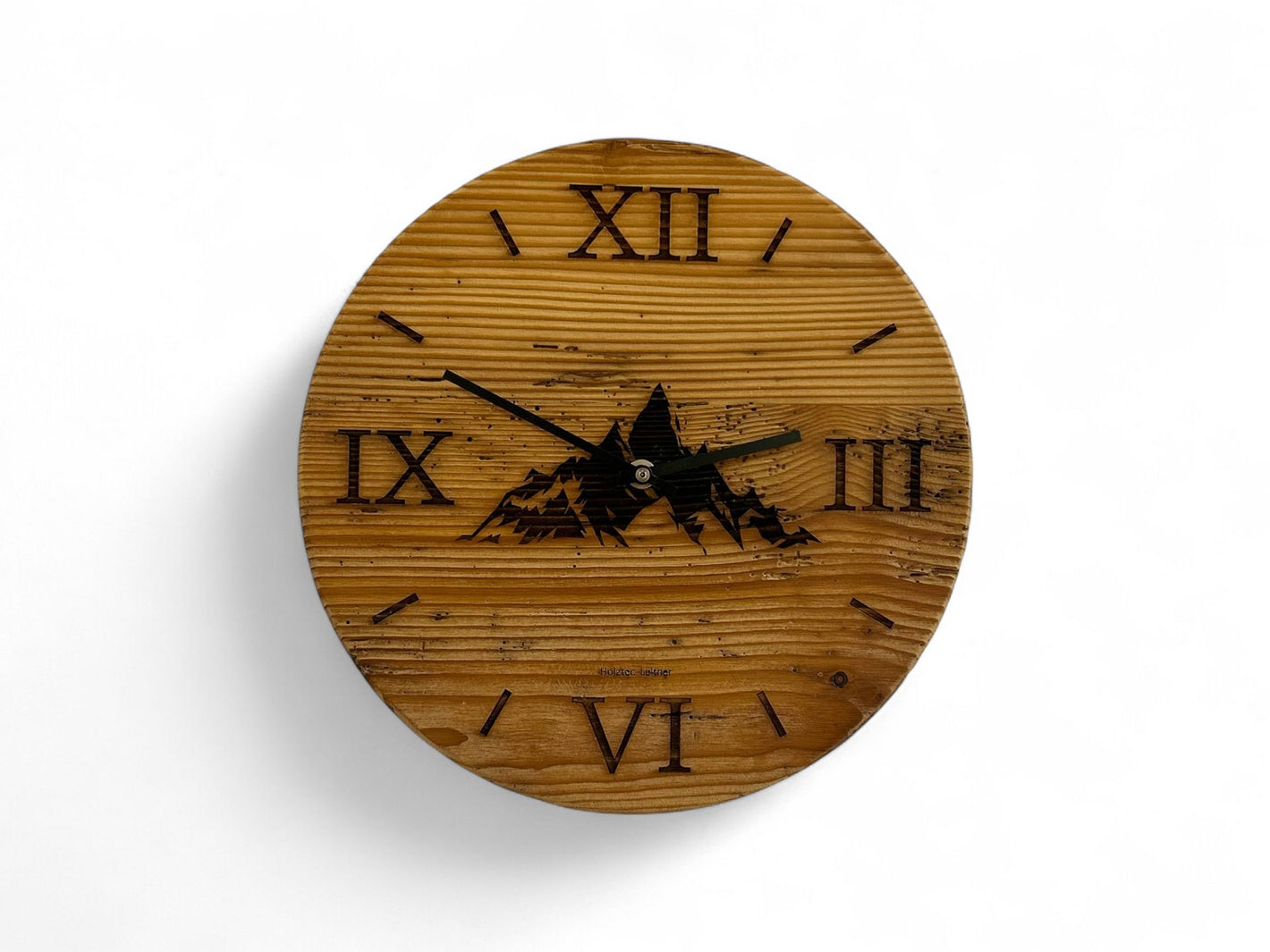 Wanduhr aus Altholz mit Bergsilhouette ringlos