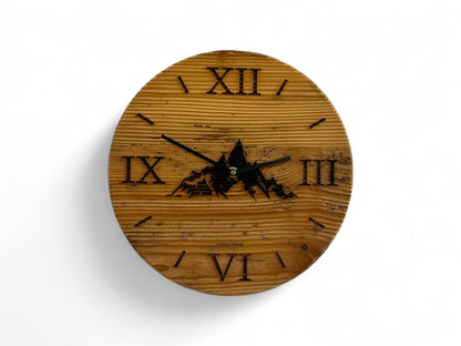 Wanduhr aus Altholz mit Bergsilhouette ringlos