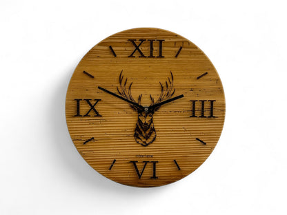Wanduhr aus Altholz mit Hirschkopf