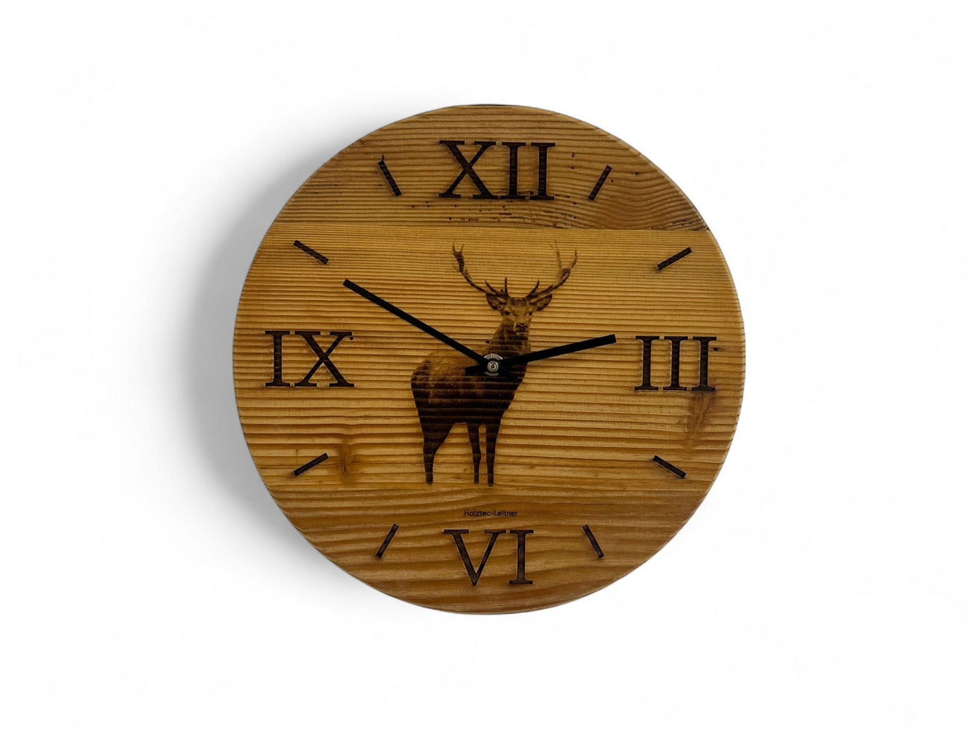 Wanduhr aus Altholz mit Hirschsilhouette ringlos