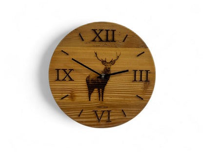 Wanduhr aus Altholz mit Hirschsilhouette ringlos