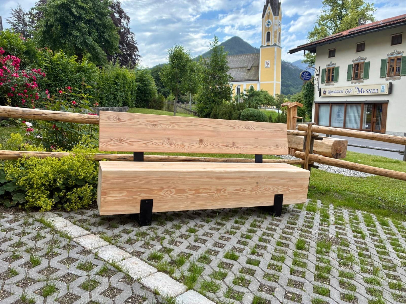 Baumstammbank ,,Barmsee" mit Lehne eckige Bank aus Lärchenholz mit Metallfüßen